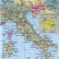 Detaljert kart over Italia på russisk med byer og feriesteder